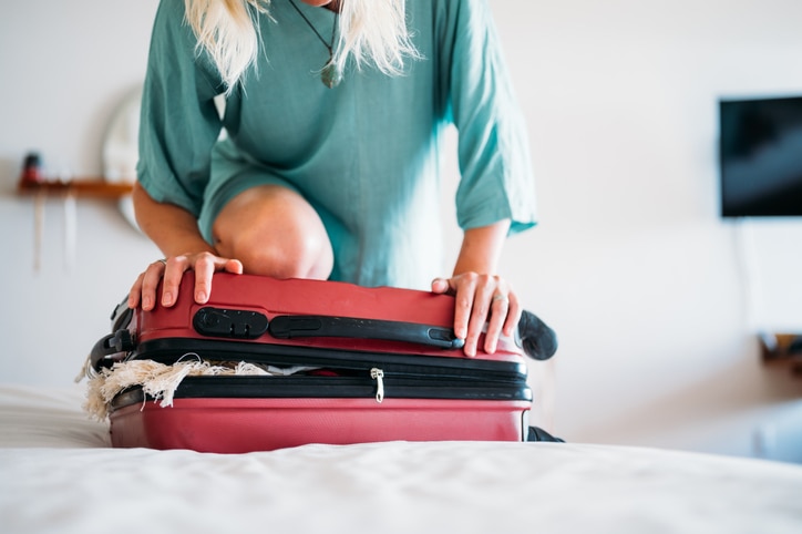handbagage kleren oprees rode valies